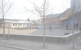 地元ドイツではシュタイナーより「ヴァルドルフ学校」と呼ばれています。建物の内外どこも学年に合わせて色彩豊かです！