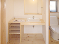 シンプルにまとめたオリジナル洗面化粧台です。オプション対応ですが、標準既製品(タカラ社製)との差額でお手頃価格で設置できます。