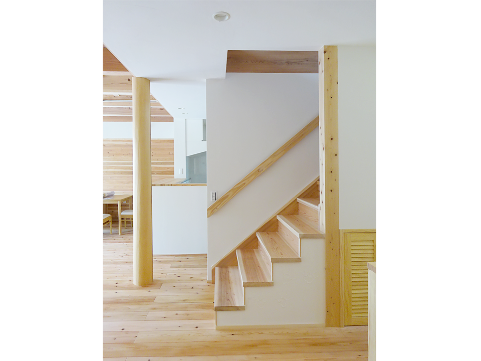 玄関を入ってすぐに目にする景色です。珪藻土の白い壁と、ちばの木の床・柱が良く合っています!