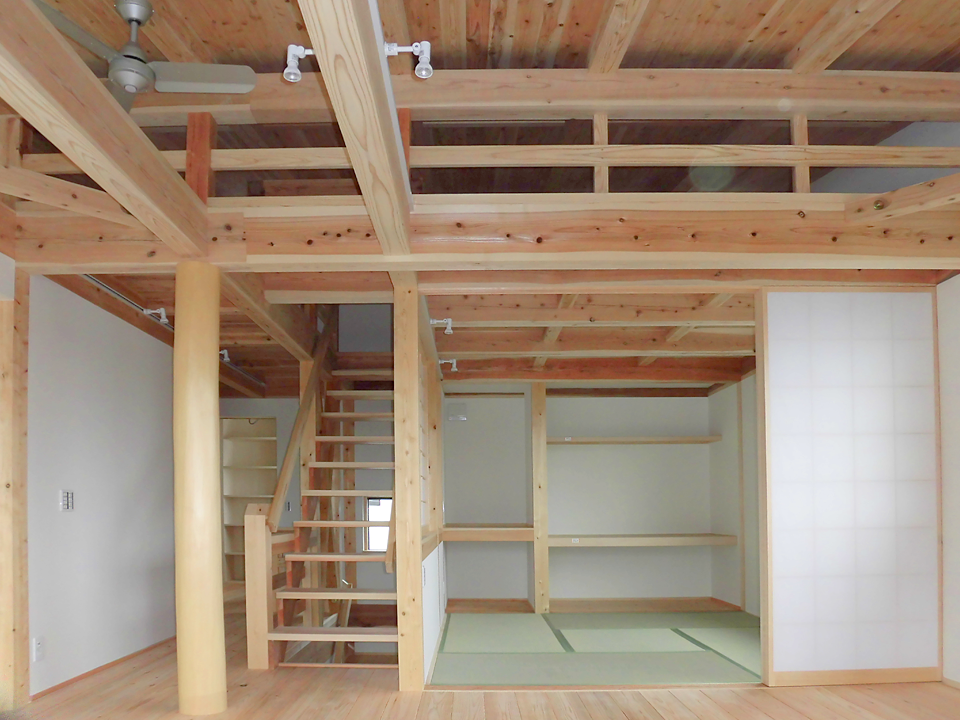 2階のフリースペース(お子供方の空間)から見た様子です。階段を上るとロフトです。
