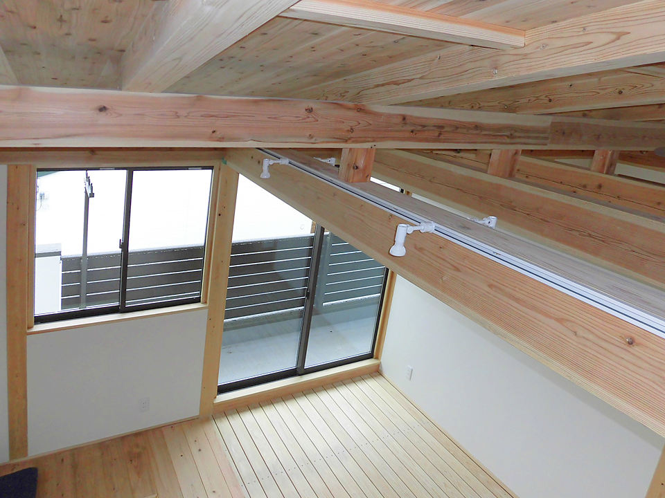 ロフトから見た2階のフリースペース(お子供方の空間)です。