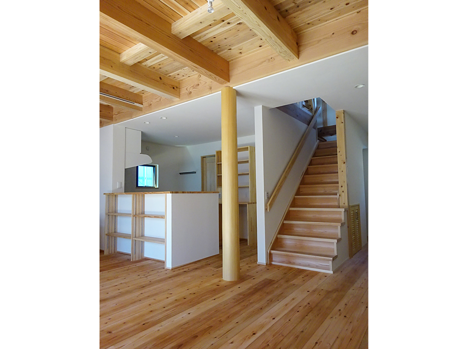 1階のリビング・ダイニング・キッチンです。水回り以外は天井の構造現しです!