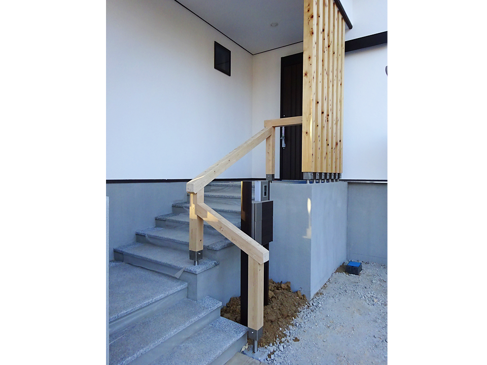 玄関のアプローチです。ヒノキ柱と洗い出し床で「和」のテイストが入りました!