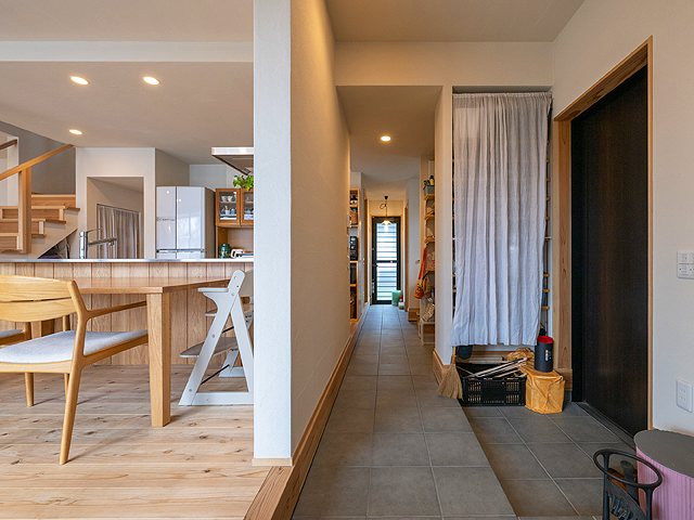 南北に通り抜ける土間です! 下履きの所は少し下がっています。