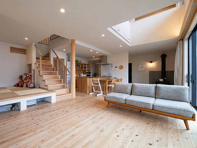 リビング・ダイニング・キッチンを一望しています。吹抜けは3.5畳の広さです!