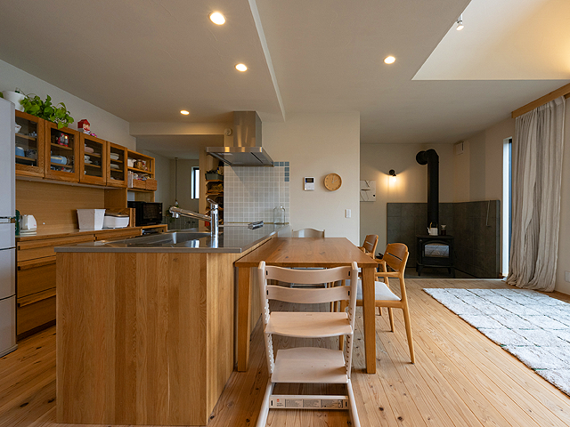 オープンキッチンです。タイルはお施主様が貼られました!