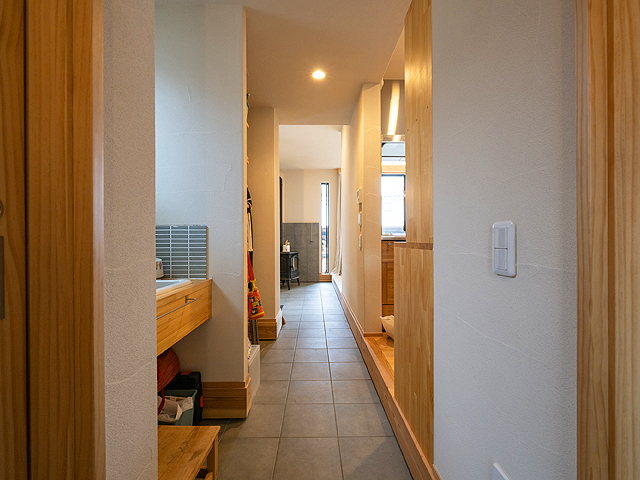 通り抜け土間を薪ストーブ方向に見ています!