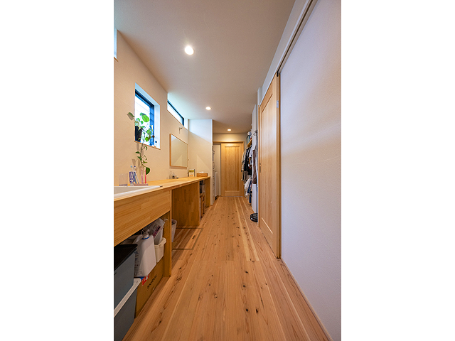 キッチン裏の通り抜け洗面・ランドリー・収納スペースです。ルンバ基地もあります!