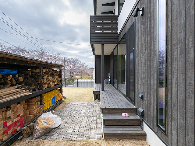 お施主様が施工された立派な「薪棚」ができています!