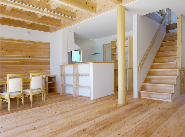 地元・千葉県産材を構造材（柱・梁）および床材（30mm厚スギ無垢板）に使用した、駿.shunシリーズの二世帯住宅です！